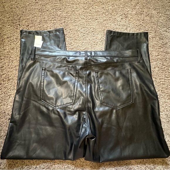 Abercrombie & Fitch 90’s Straight Ultra High Rise Black Faux Leather Pants - Picture 4 of 15